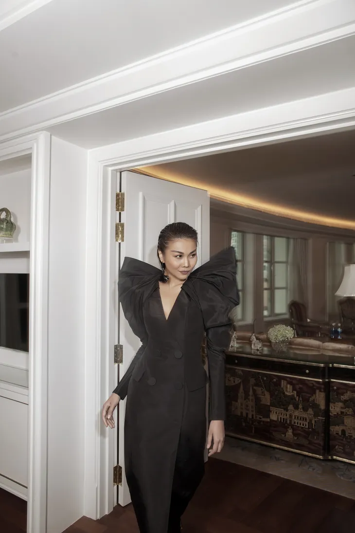 Ngắm Hồ Ngọc Hà và Thanh Hằng trong BST mới của Công Trí, từng xuất hiện trên Vogue Paris - Ảnh 7. Ngắm Hồ Ngọc Hà và Thanh Hằng trong BST mới của Công Trí, từng xuất hiện trên Vogue Paris - Ảnh 7.