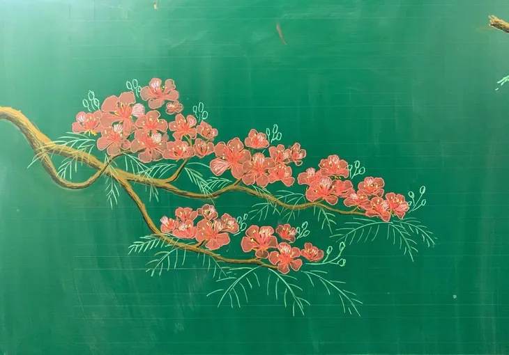 Thầy giáo 9X vẽ hoa phượng trên bảng phấn gây sốt cộng đồng mạng - Ảnh 9. Thầy giáo 9X vẽ hoa phượng trên bảng phấn gây sốt cộng đồng mạng - Ảnh 9.