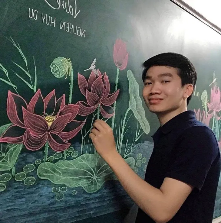 Thầy giáo 9X vẽ hoa phượng trên bảng phấn gây sốt cộng đồng mạng - Ảnh 11. Thầy giáo 9X vẽ hoa phượng trên bảng phấn gây sốt cộng đồng mạng - Ảnh 11.