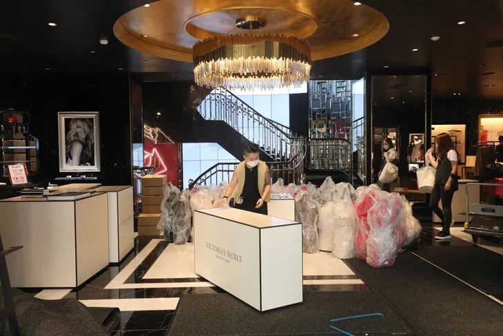 COVID-19: Chiếc đinh đóng vào cỗ quan tài đế chế nội y Victorias Secret? - Ảnh 2. COVID-19: Chiếc đinh đóng vào cỗ quan tài đế chế nội y Victorias Secret? - Ảnh 2.