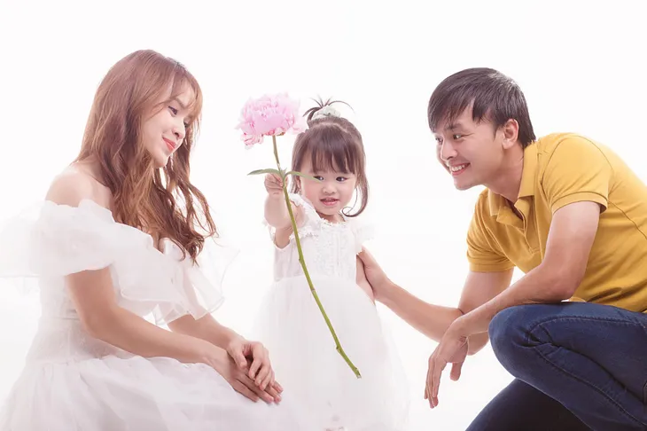 Ngày Gia đình Việt Nam, ngắm khoảnh khắc hạnh phúc bên gia đình của các diễn viên - Ảnh 13. Ngày Gia đình Việt Nam, ngắm khoảnh khắc hạnh phúc bên gia đình của các diễn viên - Ảnh 13.