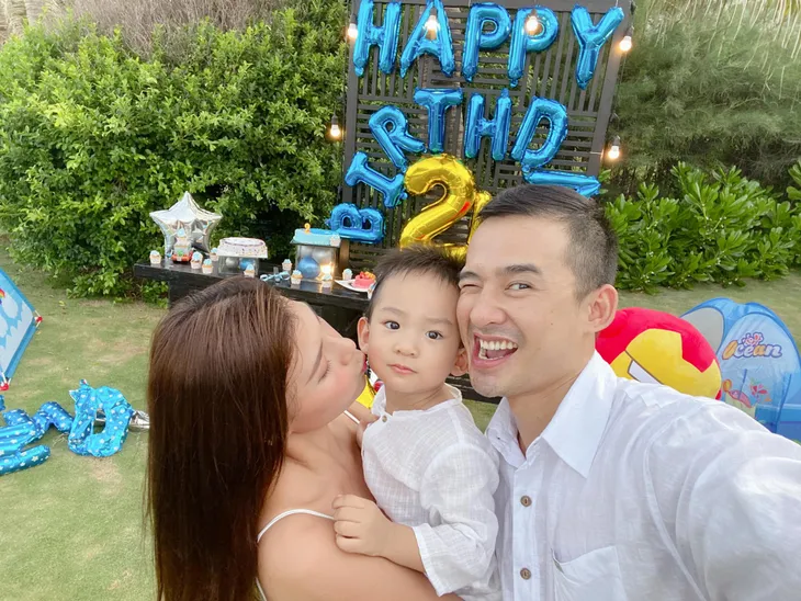 Ngày Gia đình Việt Nam, ngắm khoảnh khắc hạnh phúc bên gia đình của các diễn viên - Ảnh 16. Ngày Gia đình Việt Nam, ngắm khoảnh khắc hạnh phúc bên gia đình của các diễn viên - Ảnh 16.