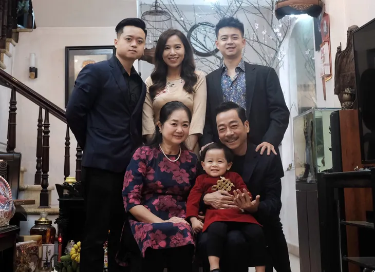 Ngày Gia đình Việt Nam, ngắm khoảnh khắc hạnh phúc bên gia đình của các diễn viên - Ảnh 3. Ngày Gia đình Việt Nam, ngắm khoảnh khắc hạnh phúc bên gia đình của các diễn viên - Ảnh 3.