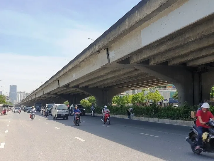 Muôn kiểu vi phạm giao thông những ngày nắng nóng kỷ lục - Ảnh 1. Muôn kiểu vi phạm giao thông những ngày nắng nóng kỷ lục - Ảnh 1.
