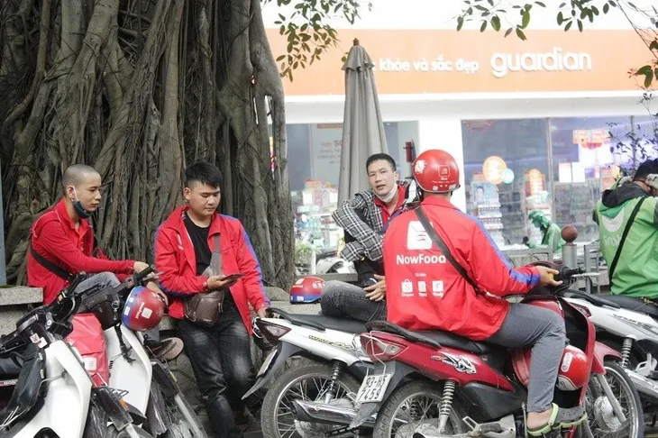 Muôn kiểu vi phạm giao thông những ngày nắng nóng kỷ lục - Ảnh 9. Muôn kiểu vi phạm giao thông những ngày nắng nóng kỷ lục - Ảnh 9.