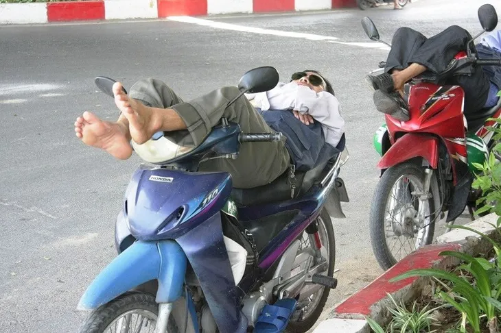 Muôn kiểu vi phạm giao thông những ngày nắng nóng kỷ lục - Ảnh 10. Muôn kiểu vi phạm giao thông những ngày nắng nóng kỷ lục - Ảnh 10.