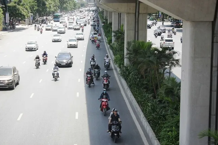 Muôn kiểu vi phạm giao thông những ngày nắng nóng kỷ lục - Ảnh 2. Muôn kiểu vi phạm giao thông những ngày nắng nóng kỷ lục - Ảnh 2.