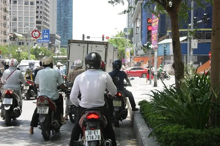 Muôn kiểu vi phạm giao thông những ngày nắng nóng kỷ lục - Ảnh 3. Muôn kiểu vi phạm giao thông những ngày nắng nóng kỷ lục - Ảnh 3.