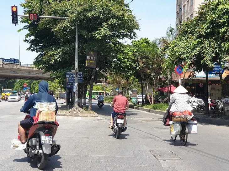 Muôn kiểu vi phạm giao thông những ngày nắng nóng kỷ lục - Ảnh 7. Muôn kiểu vi phạm giao thông những ngày nắng nóng kỷ lục - Ảnh 7.