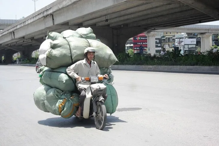 Muôn kiểu vi phạm giao thông những ngày nắng nóng kỷ lục - Ảnh 8. Muôn kiểu vi phạm giao thông những ngày nắng nóng kỷ lục - Ảnh 8.