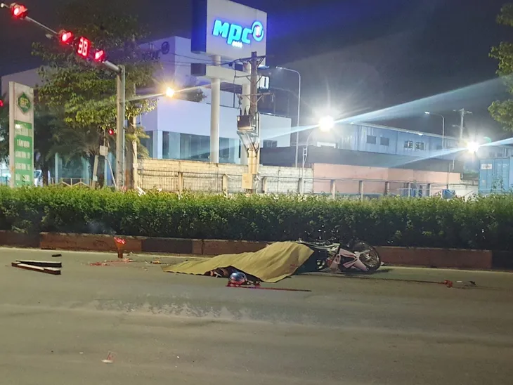 Truy tìm tài xế tông xe khiến đôi nam nữ chết thảm giữa đường ở Bình Dương - Ảnh 1. Truy tìm tài xế tông xe khiến đôi nam nữ chết thảm giữa đường ở Bình Dương - Ảnh 1.