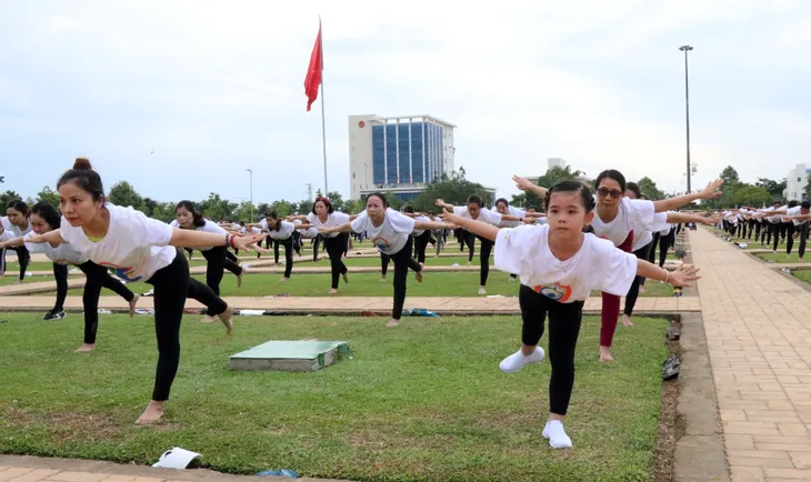 Gần 1.000 người đồng diễn nhân Ngày Quốc tế Yoga tại Ninh Thuận - Ảnh 4. Gần 1.000 người đồng diễn nhân Ngày Quốc tế Yoga tại Ninh Thuận - Ảnh 4.