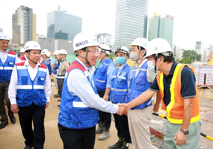 Phó Thủ tướng Phạm Bình Minh thị sát tuyến metro số 1 của TP.HCM - Ảnh 7. Phó Thủ tướng Phạm Bình Minh thị sát tuyến metro số 1 của TP.HCM - Ảnh 7.