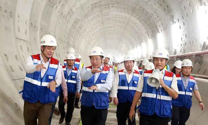 Phó Thủ tướng Phạm Bình Minh thị sát tuyến metro số 1 của TP.HCM - Ảnh 9. Phó Thủ tướng Phạm Bình Minh thị sát tuyến metro số 1 của TP.HCM - Ảnh 9.