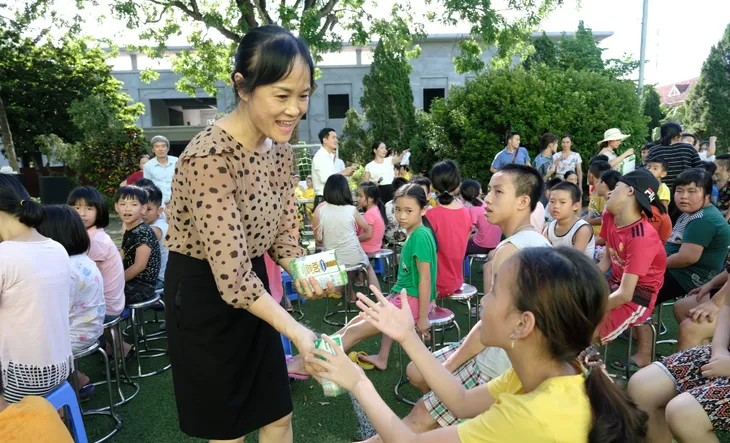 Quỹ sữa Vươn cao Việt Nam và Vinamilk trao tặng 120.000 ly sữa cho trẻ em Hà Nội - Ảnh 4. Quỹ sữa Vươn cao Việt Nam và Vinamilk trao tặng 120.000 ly sữa cho trẻ em Hà Nội - Ảnh 4.