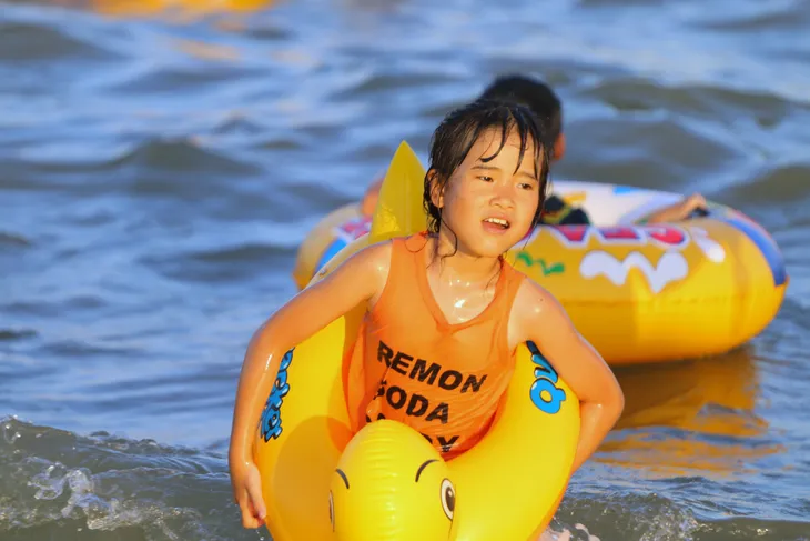 Cuối tuần, hàng chục ngàn người chen chân tắm biển Bãi Cháy - Ảnh 6. Cuối tuần, hàng chục ngàn người chen chân tắm biển Bãi Cháy - Ảnh 6.