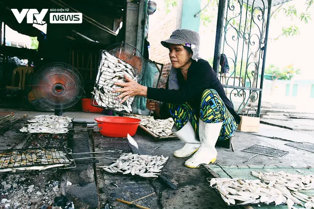 Bến cá Nghi Thủy nhộn nhịp lúc bình minh - Ảnh 12. Bến cá Nghi Thủy nhộn nhịp lúc bình minh - Ảnh 12.