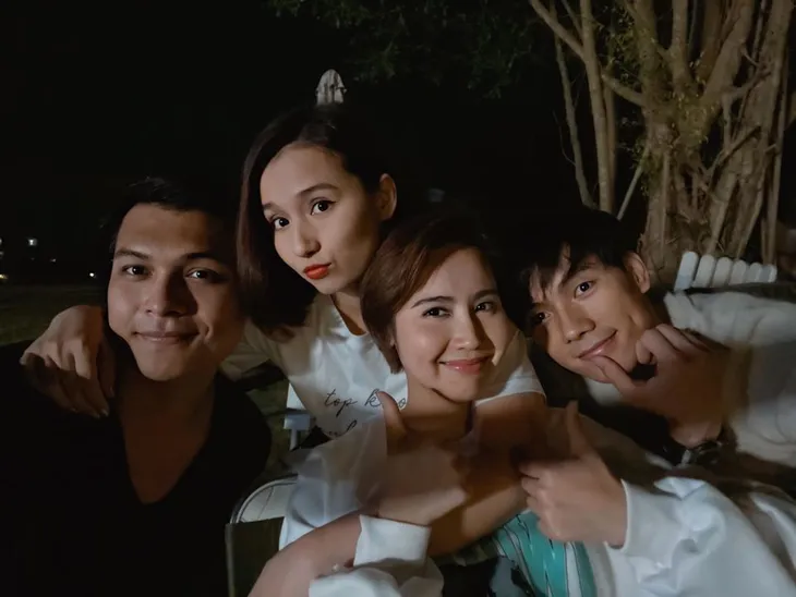 Đoàn làm phim Tình yêu và tham vọng thức trắng quay phim - Ảnh 2. Đoàn làm phim Tình yêu và tham vọng thức trắng quay phim - Ảnh 2.
