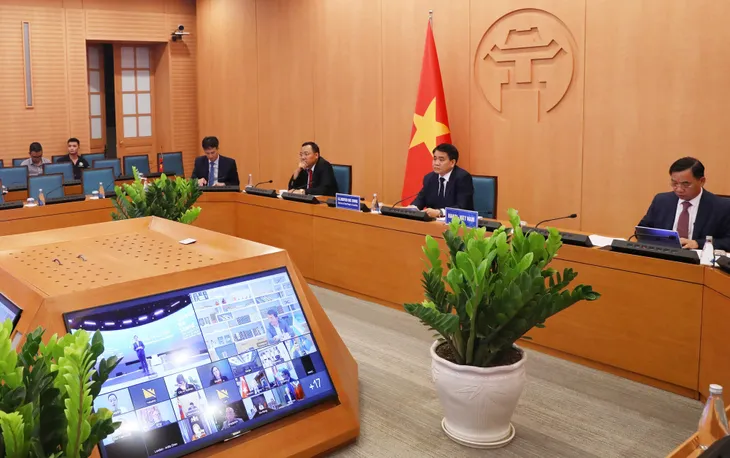 Chủ tịch Hà Nội chia sẻ kinh nghiệm chống dịch COVID-19 với các thị trưởng thành phố trên thế giới - Ảnh 1. Chủ tịch Hà Nội chia sẻ kinh nghiệm chống dịch COVID-19 với các thị trưởng thành phố trên thế giới - Ảnh 1.