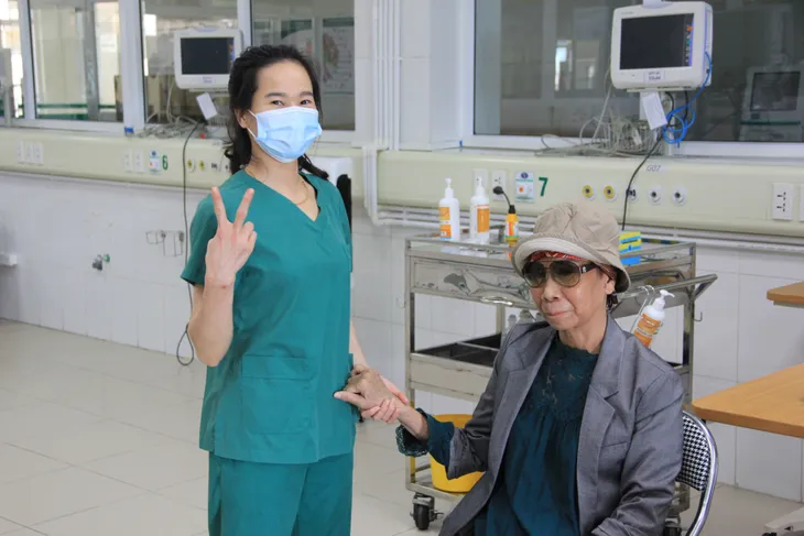 Vượt cửa tử, bệnh nhân số 19 xuất viện về nhà - Ảnh 2. Vượt cửa tử, bệnh nhân số 19 xuất viện về nhà - Ảnh 2.