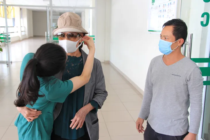 Vượt cửa tử, bệnh nhân số 19 xuất viện về nhà - Ảnh 5. Vượt cửa tử, bệnh nhân số 19 xuất viện về nhà - Ảnh 5.