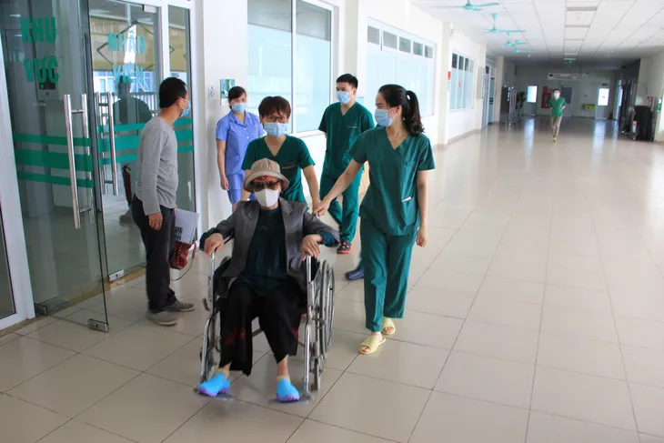 Vượt cửa tử, bệnh nhân số 19 xuất viện về nhà - Ảnh 4. Vượt cửa tử, bệnh nhân số 19 xuất viện về nhà - Ảnh 4.