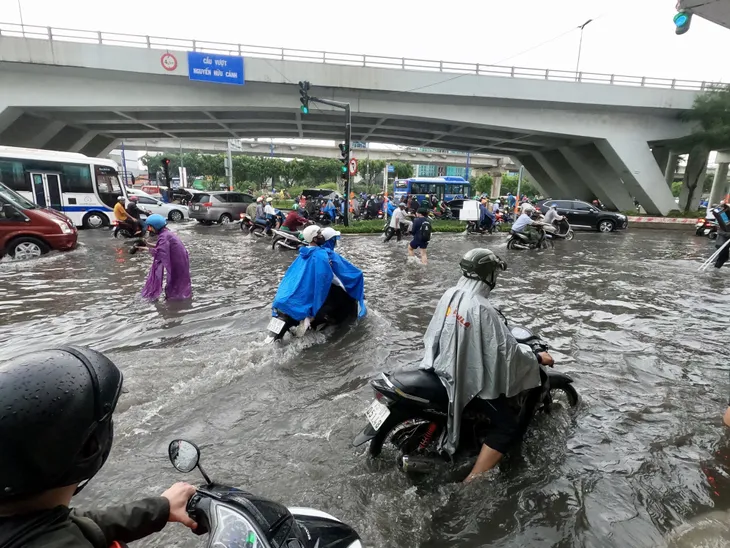 Nhiều tuyến đường tại TP.HCM ngập sau cơn mưa lớn - Ảnh 2. Nhiều tuyến đường tại TP.HCM ngập sau cơn mưa lớn - Ảnh 2.