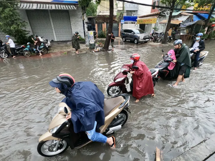 Nhiều tuyến đường tại TP.HCM ngập sau cơn mưa lớn - Ảnh 3. Nhiều tuyến đường tại TP.HCM ngập sau cơn mưa lớn - Ảnh 3.