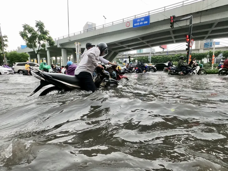 Nhiều tuyến đường tại TP.HCM ngập sau cơn mưa lớn - Ảnh 5. Nhiều tuyến đường tại TP.HCM ngập sau cơn mưa lớn - Ảnh 5.