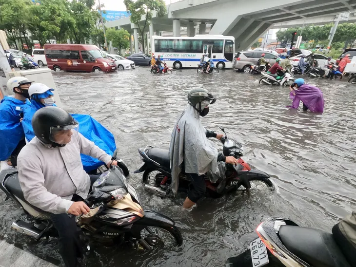 Nhiều tuyến đường tại TP.HCM ngập sau cơn mưa lớn - Ảnh 4. Nhiều tuyến đường tại TP.HCM ngập sau cơn mưa lớn - Ảnh 4.