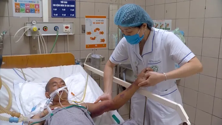 Hoại tử tay do rắn cắn, cảnh báo mùa rắn phát triển - Ảnh 2. Hoại tử tay do rắn cắn, cảnh báo mùa rắn phát triển - Ảnh 2.