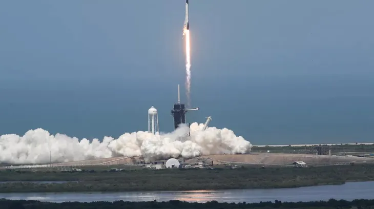 VIDEO: Cuộc trò chuyện lịch sử của hai phi hành gia trên tàu vũ trụ SpaceX - Ảnh 1. VIDEO: Cuộc trò chuyện lịch sử của hai phi hành gia trên tàu vũ trụ SpaceX - Ảnh 1.