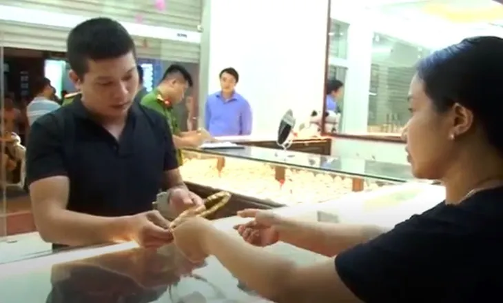 Vụ cướp tiệm vàng ở Mễ Trì Thượng: Thực nghiệm hiện trường, điều tra hành vi phạm tội của kẻ cướp 9X - Ảnh 2. Vụ cướp tiệm vàng ở Mễ Trì Thượng: Thực nghiệm hiện trường, điều tra hành vi phạm tội của kẻ cướp 9X - Ảnh 2.