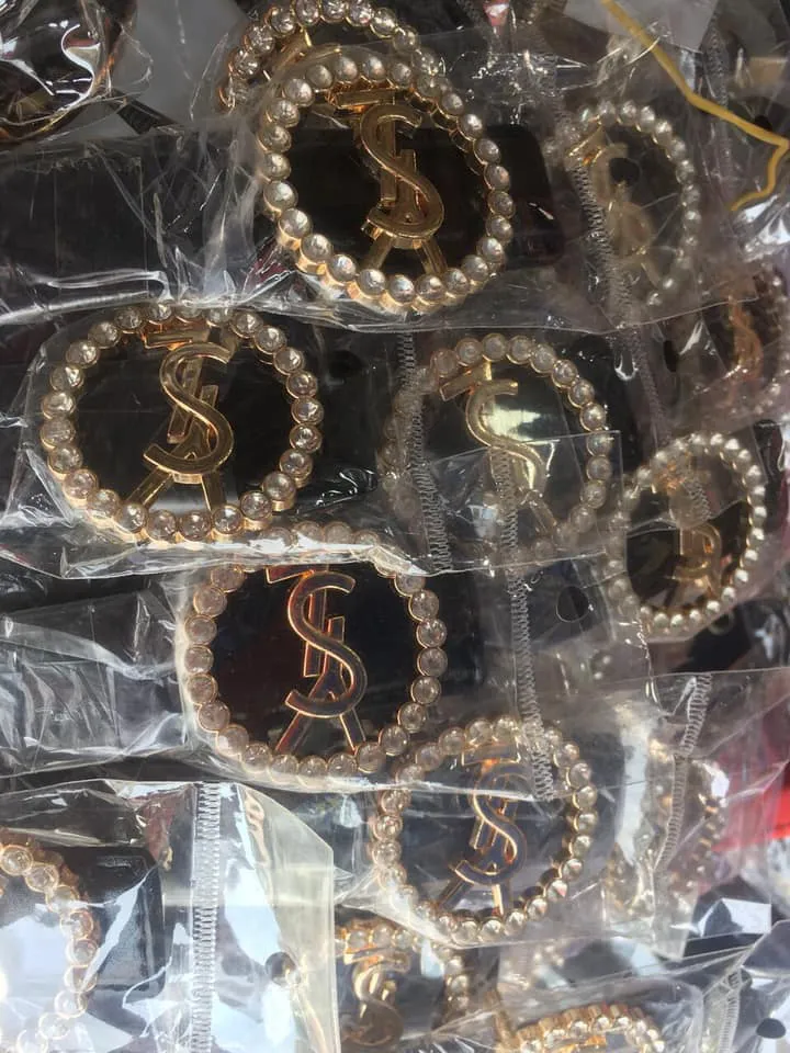 Hàng hiệu Burberry, Louis Vuitton, Gucci... fake tràn ngập chợ Ninh Hiệp - Ảnh 3. Hàng hiệu Burberry, Louis Vuitton, Gucci... fake tràn ngập chợ Ninh Hiệp - Ảnh 3.