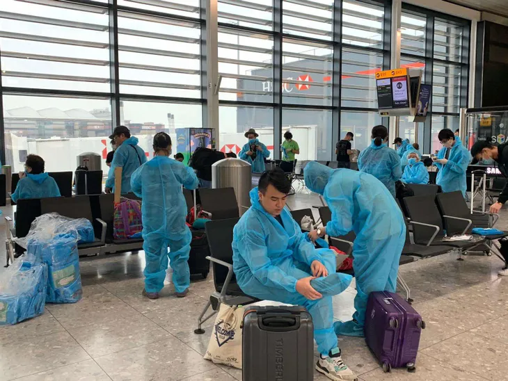 Đưa gần 340 công dân tại Anh trở về Việt Nam an toàn - Ảnh 3.