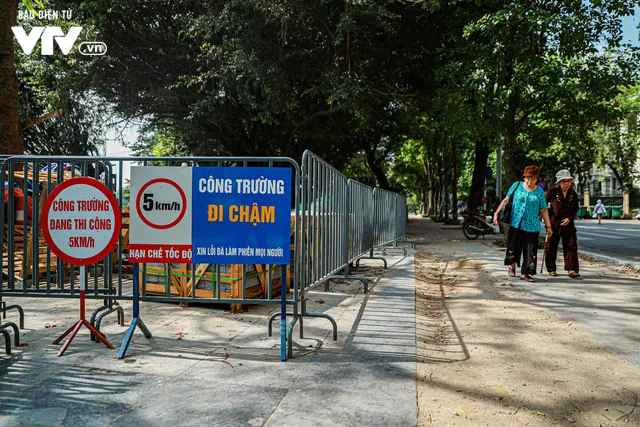 Đá hoa cương thay đổi diện mạo cho vỉa hè Hồ Gươm - Ảnh 2. Đá hoa cương thay đổi diện mạo cho vỉa hè Hồ Gươm - Ảnh 2.