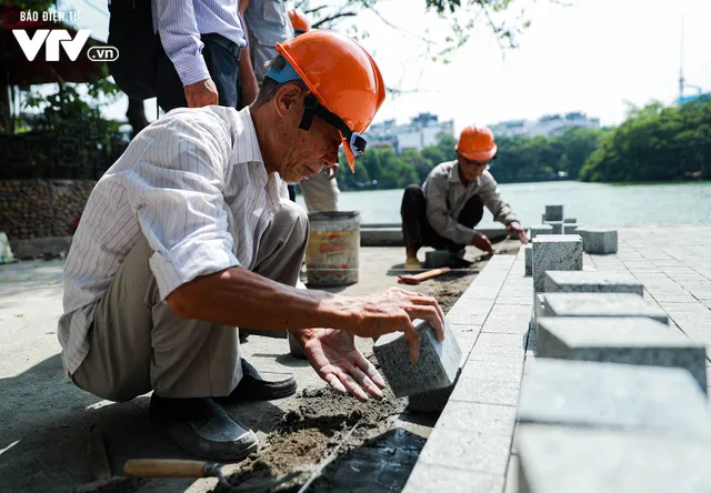 Đá hoa cương thay đổi diện mạo cho vỉa hè Hồ Gươm - Ảnh 5. Đá hoa cương thay đổi diện mạo cho vỉa hè Hồ Gươm - Ảnh 5.
