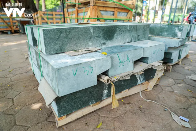 Đá hoa cương thay đổi diện mạo cho vỉa hè Hồ Gươm - Ảnh 4. Đá hoa cương thay đổi diện mạo cho vỉa hè Hồ Gươm - Ảnh 4.