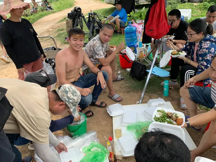 Kết thúc quay Những ngày không quên, Mr Kilogram - Việt Bắc hé lộ loạt ảnh hiếm hậu trường - Ảnh 2. Kết thúc quay Những ngày không quên, Mr Kilogram - Việt Bắc hé lộ loạt ảnh hiếm hậu trường - Ảnh 2.