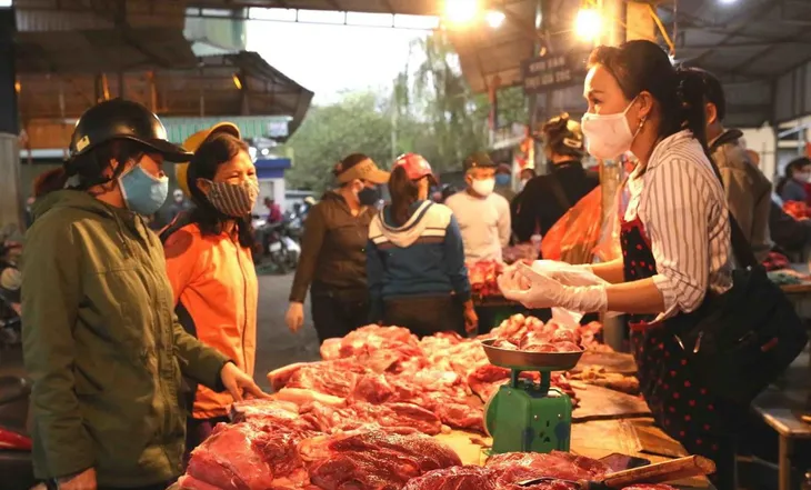 Giá thịt lợn cao ngất ngưởng, người dân bấm bụng, tiểu thương kêu trời - Ảnh 1. Giá thịt lợn cao ngất ngưởng, người dân bấm bụng, tiểu thương kêu trời - Ảnh 1.