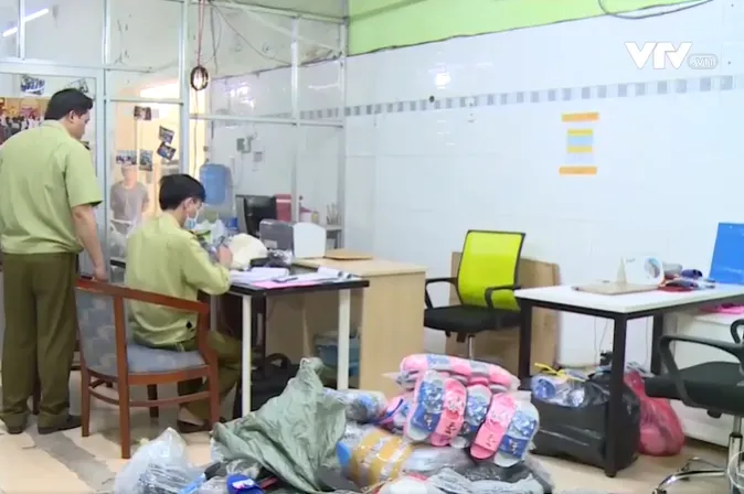 Phát hiện kho hàng giày dép nhái thương hiệu, mất nửa ngày kiểm đếm - Ảnh 1. Phát hiện kho hàng giày dép nhái thương hiệu, mất nửa ngày kiểm đếm - Ảnh 1.
