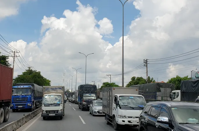 6 xe ô tô tông nhau liên hoàn, hành khách hoảng loạn kêu cứu - Ảnh 4. 6 xe ô tô tông nhau liên hoàn, hành khách hoảng loạn kêu cứu - Ảnh 4.