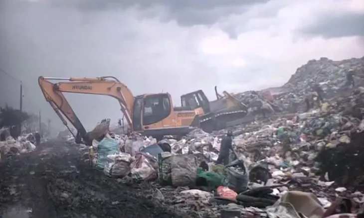 Bãi rác lộ thiên cao như núi ở Tiền Giang - Ảnh 2. Bãi rác lộ thiên cao như núi ở Tiền Giang - Ảnh 2.