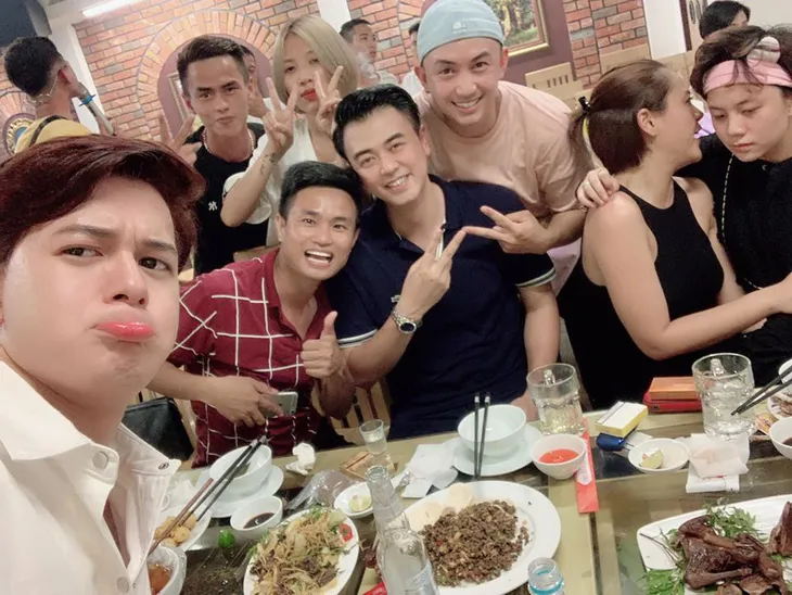 Những ngày không quên đóng máy sau 2 tháng ròng rã quay - Ảnh 6. Những ngày không quên đóng máy sau 2 tháng ròng rã quay - Ảnh 6.