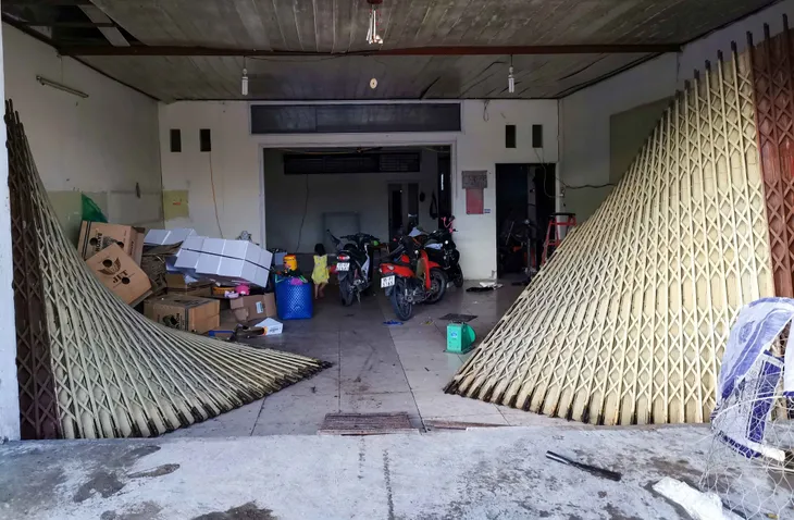 Dông lốc cuốn bay mái nhà, quật ngã loạt cây xanh - Ảnh 4. Dông lốc cuốn bay mái nhà, quật ngã loạt cây xanh - Ảnh 4.