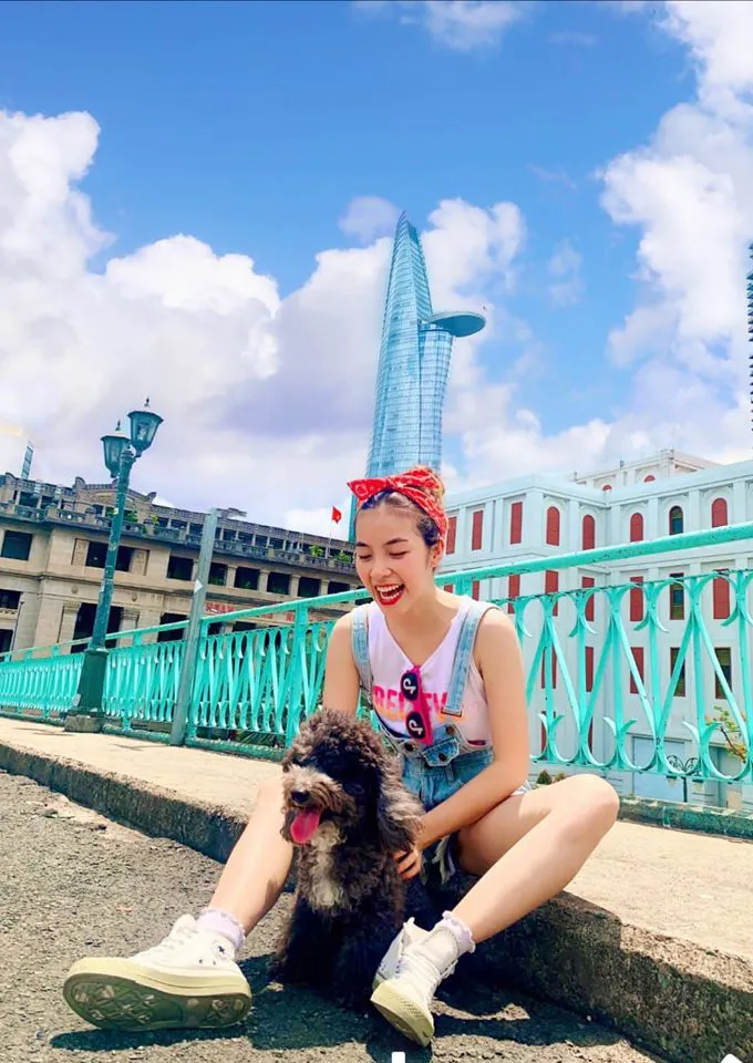 Trần Vân khoe nụ cười rạng rỡ giữa nắng vàng - Ảnh 1. Trần Vân khoe nụ cười rạng rỡ giữa nắng vàng - Ảnh 1.