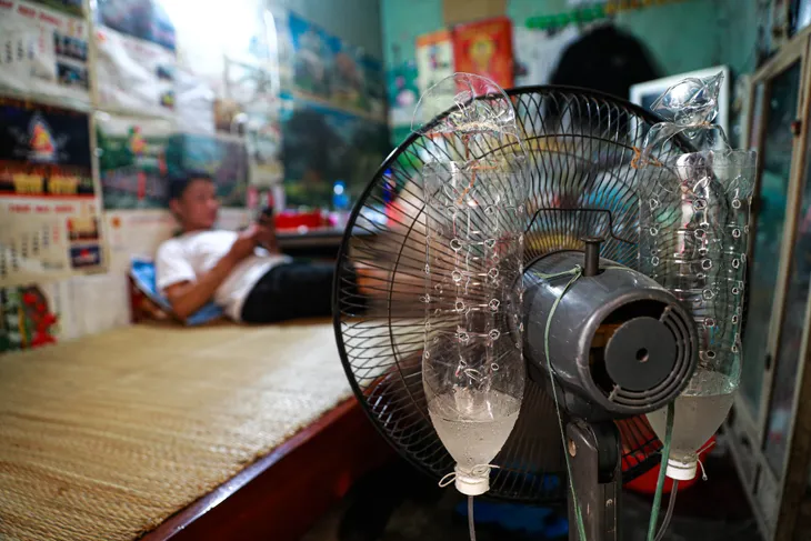 Xóm chạy thận chật vật trong hơi nóng hầm hập 40 độ xen mùi thuốc tẩy - Ảnh 2.