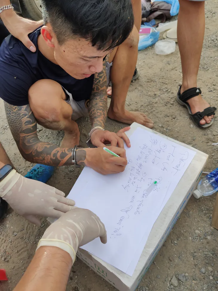 Vận chuyển hàng cấm bằng ô tô, có cả chim mồi nghi binh vẫn bị tóm gọn - Ảnh 1. Vận chuyển hàng cấm bằng ô tô, có cả chim mồi nghi binh vẫn bị tóm gọn - Ảnh 1.