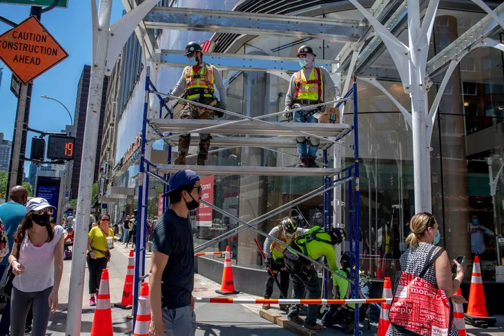 Người dân New York nhộn nhịp đi làm trong ngày tái mở cửa - Ảnh 2. Người dân New York nhộn nhịp đi làm trong ngày tái mở cửa - Ảnh 2.