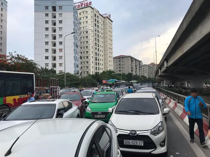 Cả tuyến đường ùn tắc vì gia đình nạn nhân kéo đến hiện trường vụ tai nạn... 1 năm trước - Ảnh 3. Cả tuyến đường ùn tắc vì gia đình nạn nhân kéo đến hiện trường vụ tai nạn... 1 năm trước - Ảnh 3.